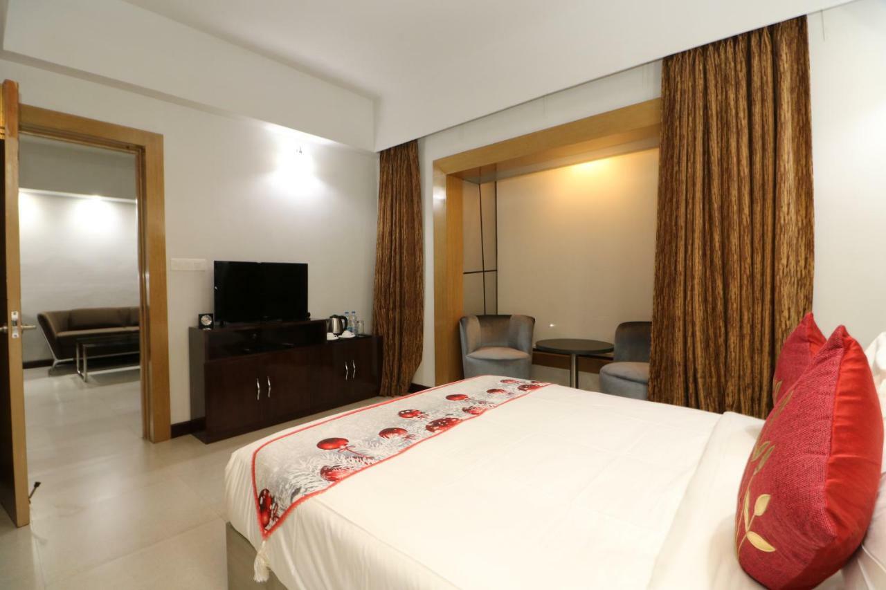 Aristocrat Hotel Kolkata Exterior photo
